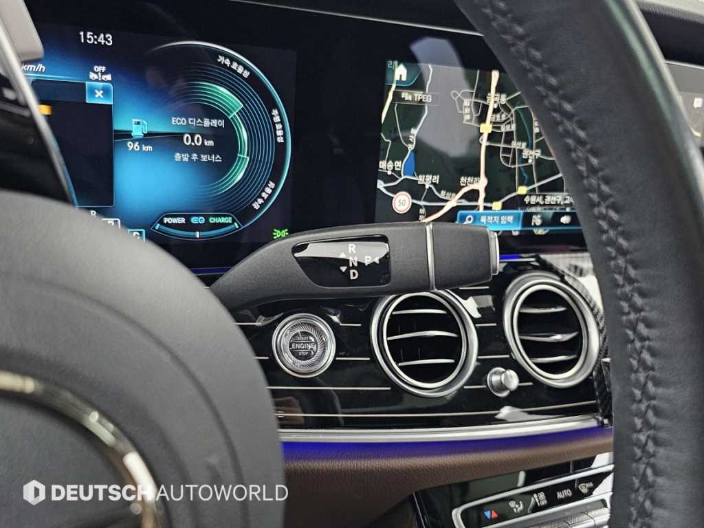 Mercedes-Benz E-Class — photo 09