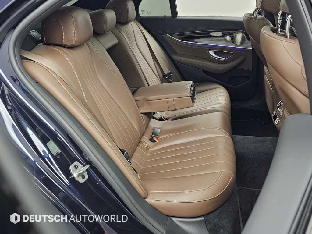 Mercedes-Benz E-Class — photo 12