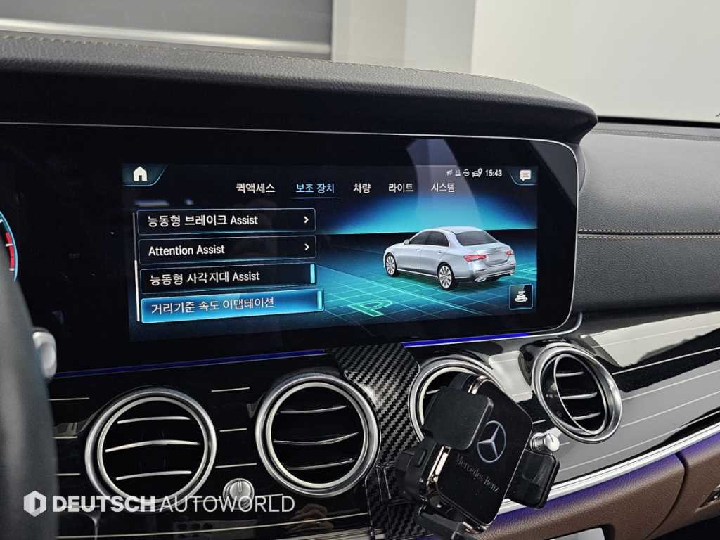 Mercedes-Benz E-Class — photo 15