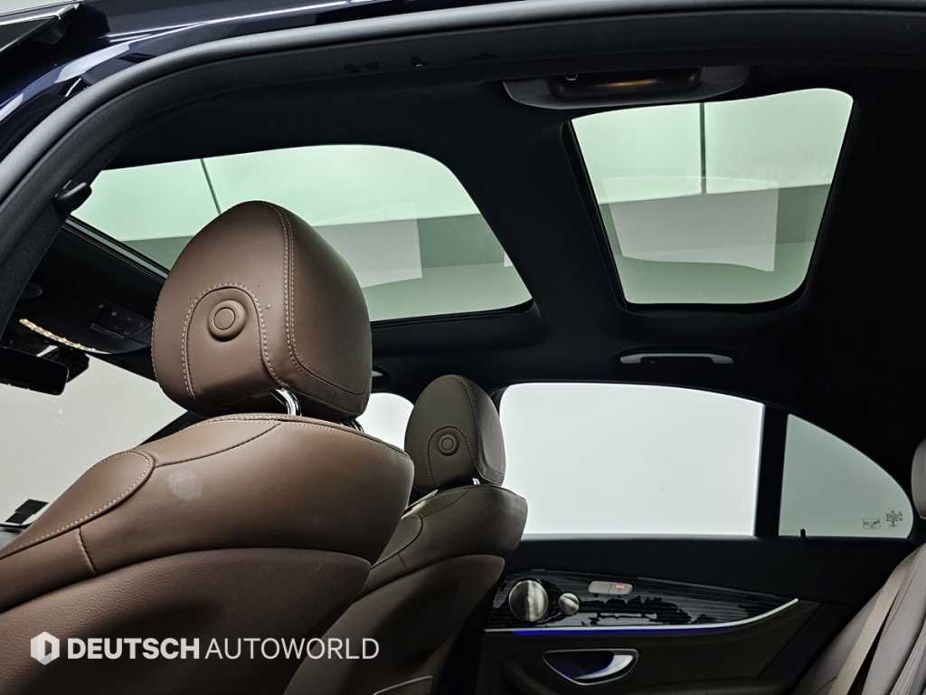 Mercedes-Benz E-Class — photo 18