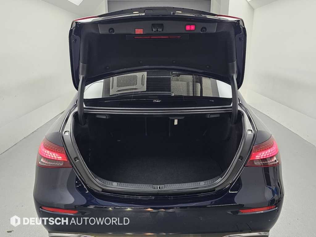 Mercedes-Benz E-Class — photo 19