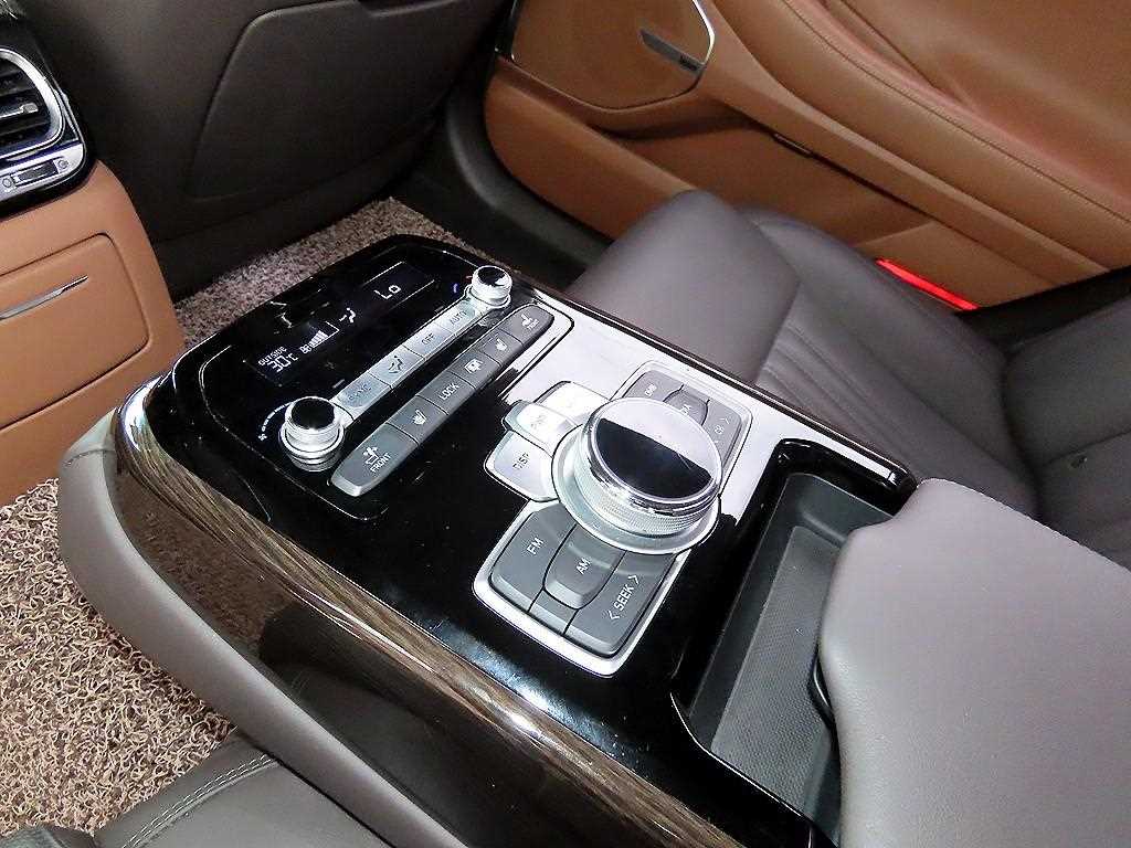 Genesis G90 — photo 17