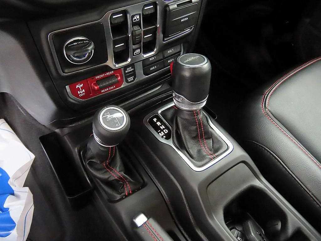 Jeep Gladiator — photo 11