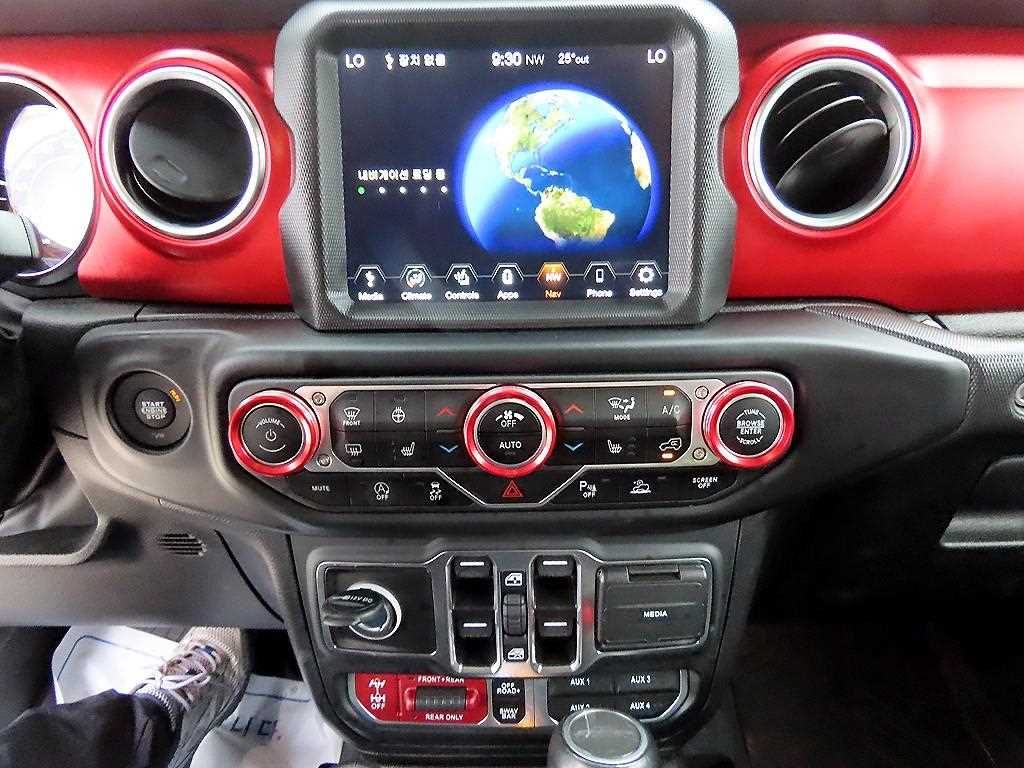 Jeep Gladiator — photo 16