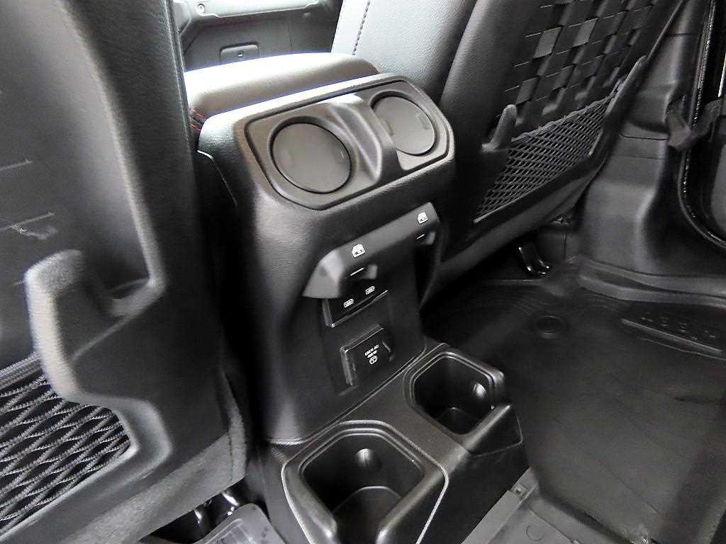 Jeep Gladiator — photo 17