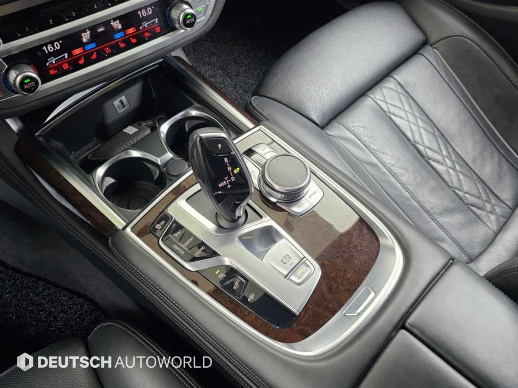 BMW 7-Series — photo 09