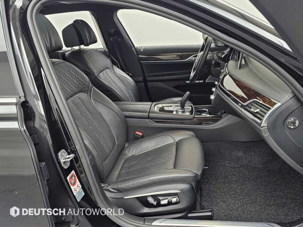 BMW 7-Series — photo 10