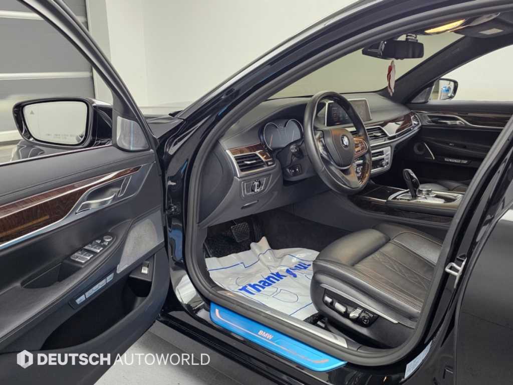 BMW 7-Series — photo 11