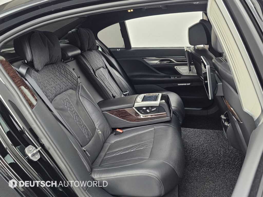 BMW 7-Series — photo 12