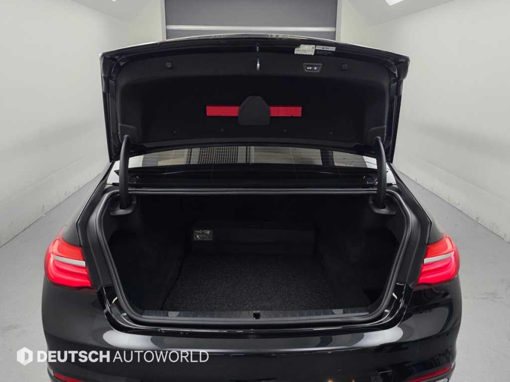 BMW 7-Series — photo 19
