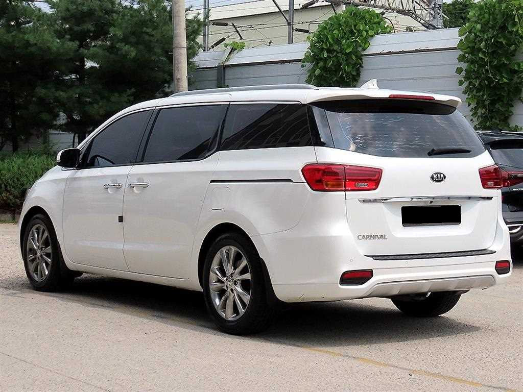 Kia Carnival — photo 03