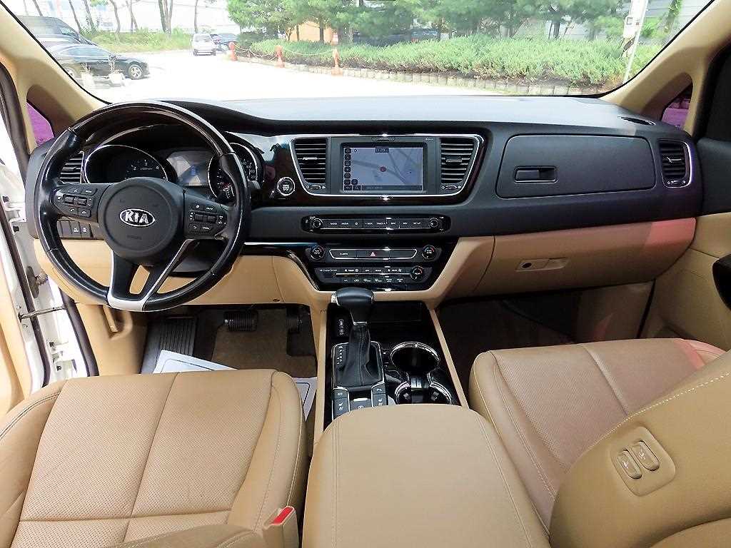 Kia Carnival — photo 08