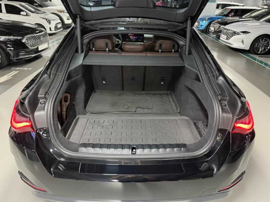 BMW i4 — photo 19