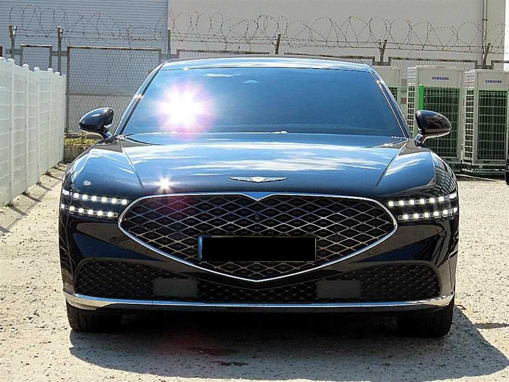 Genesis G90 — photo 01