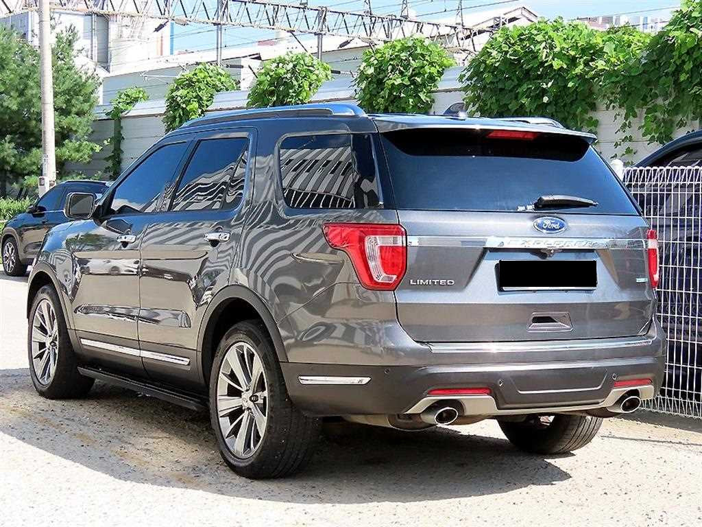 Ford Explorer — photo 03