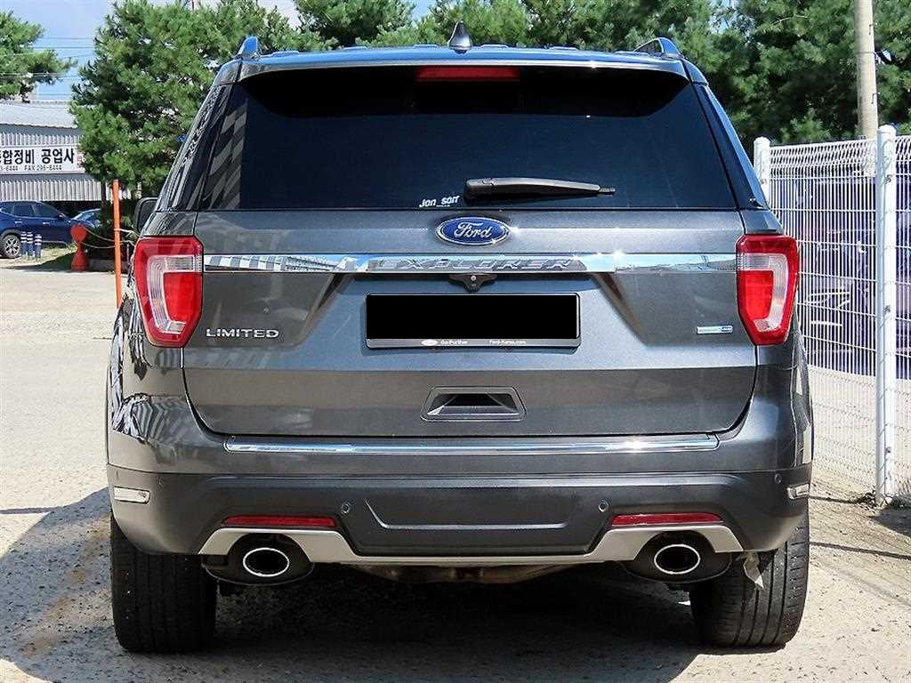 Ford Explorer — photo 04