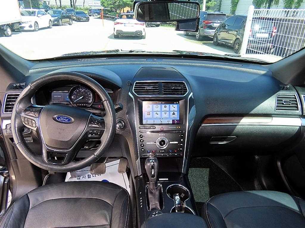 Ford Explorer — photo 07