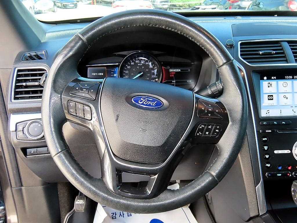 Ford Explorer — photo 08