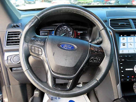 Ford Explorer — photo 08