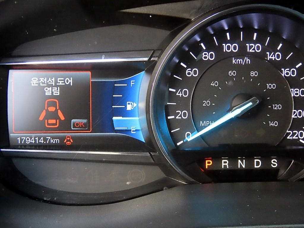 Ford Explorer — photo 09