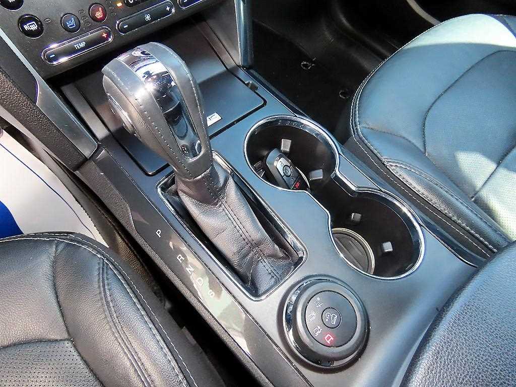 Ford Explorer — photo 10