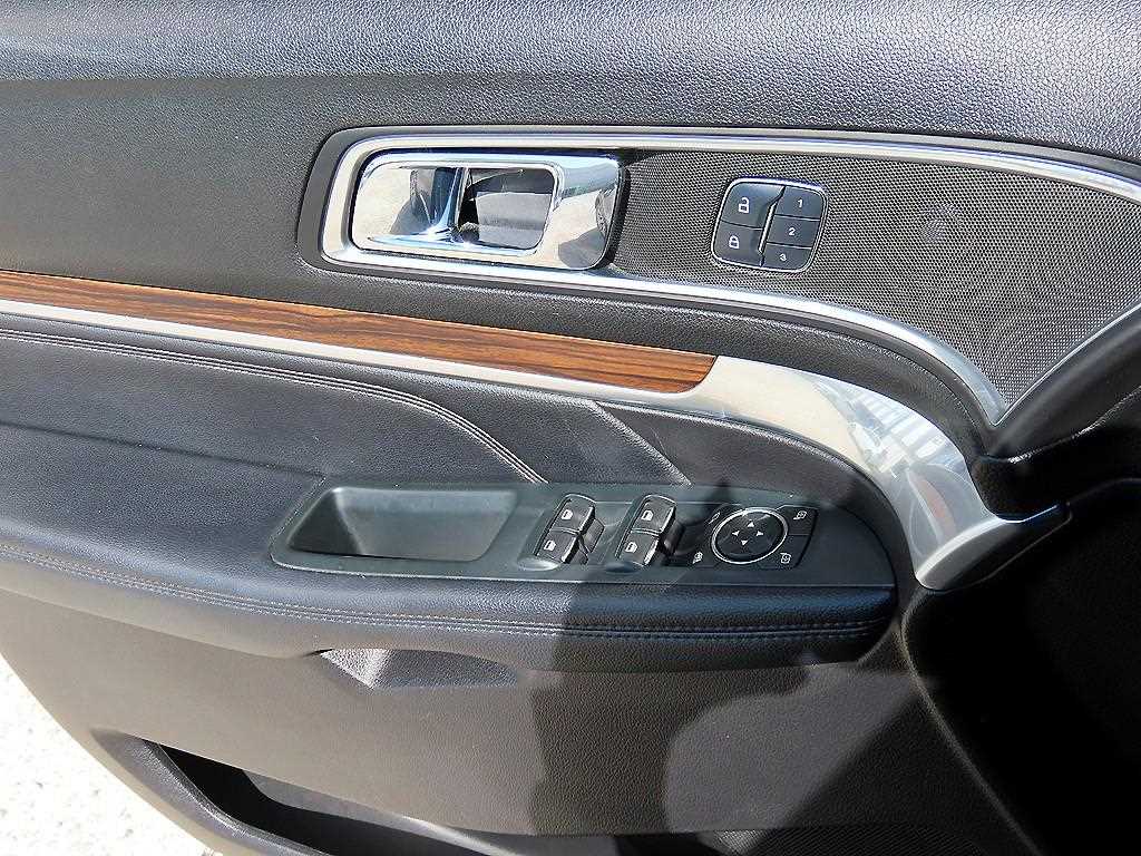 Ford Explorer — photo 11