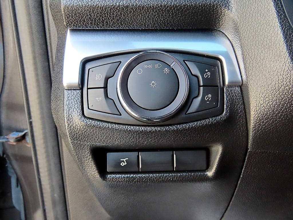 Ford Explorer — photo 12