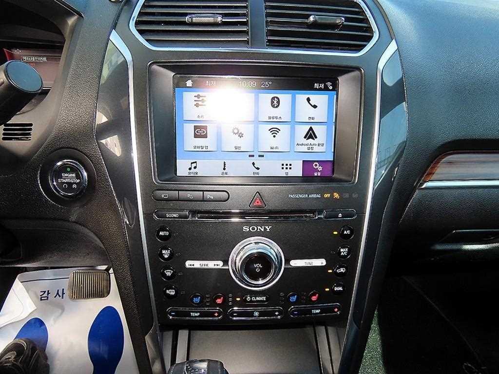 Ford Explorer — photo 14