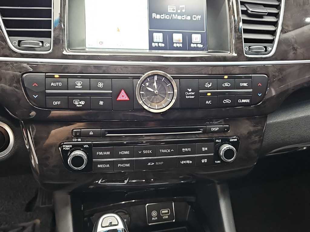 Kia K9 — photo 10