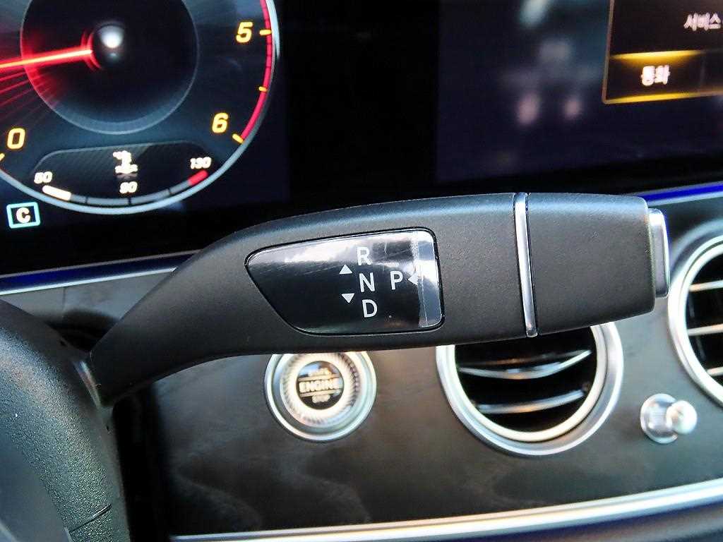 Mercedes-Benz E-Class — photo 11