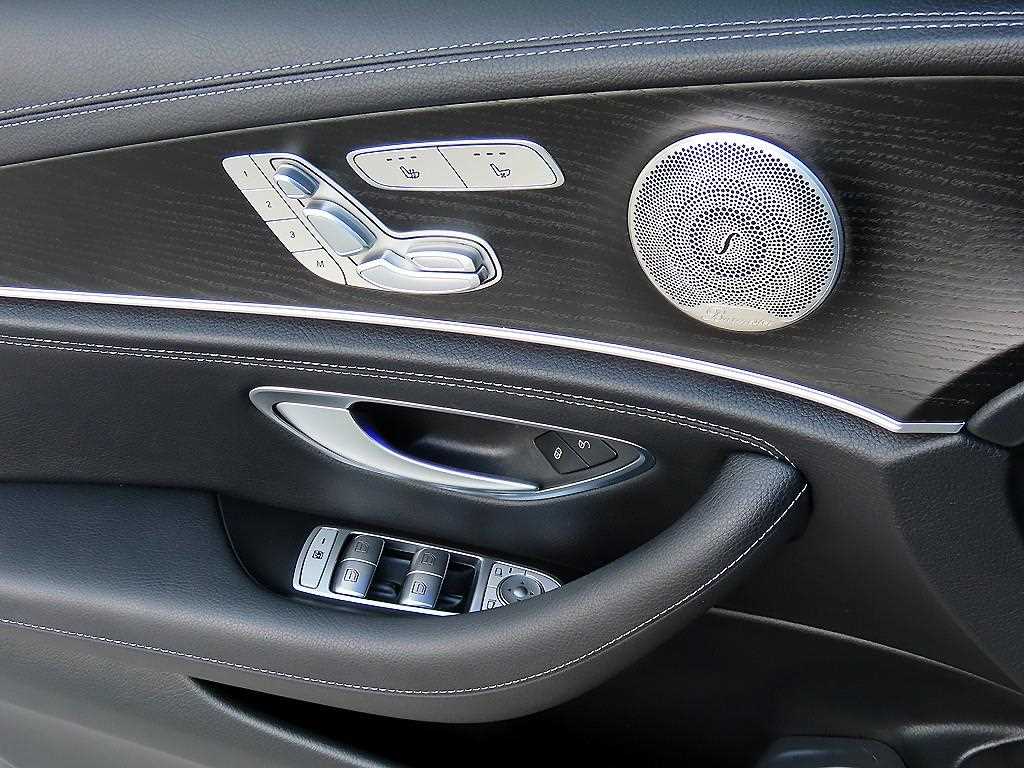 Mercedes-Benz E-Class — photo 12