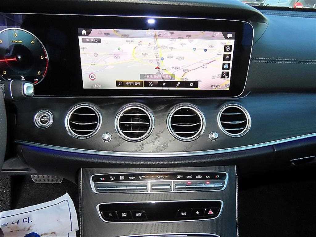 Mercedes-Benz E-Class — photo 13