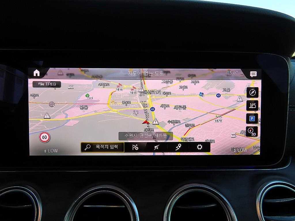 Mercedes-Benz E-Class — photo 14