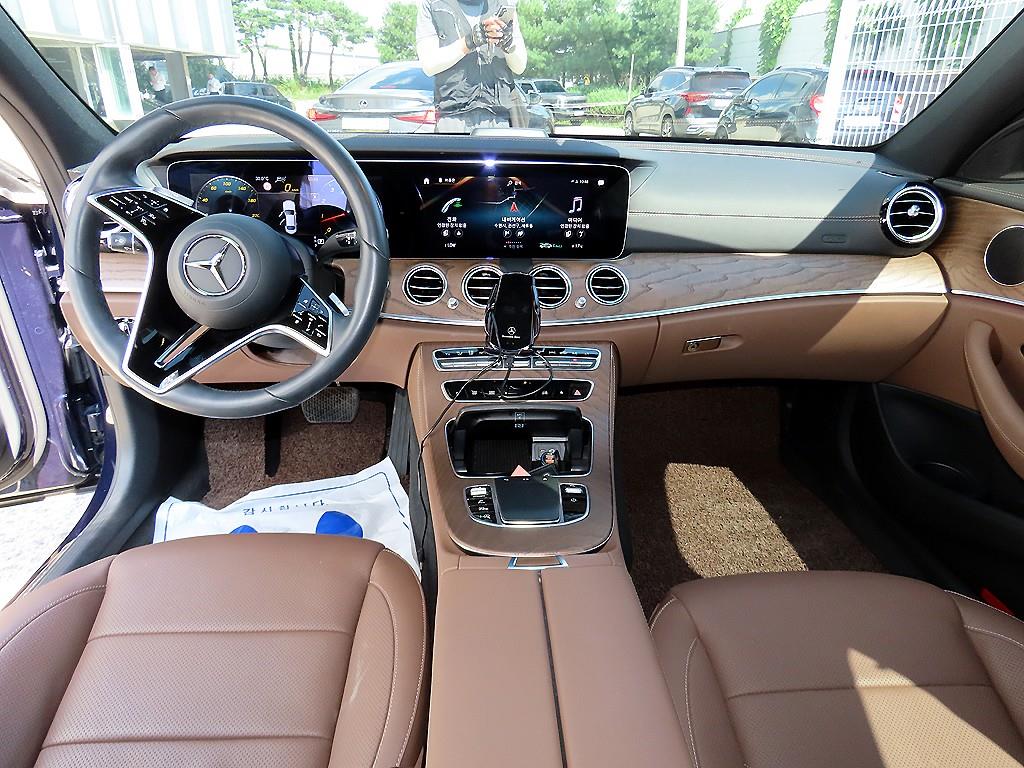 Mercedes-Benz E-Class — photo 07