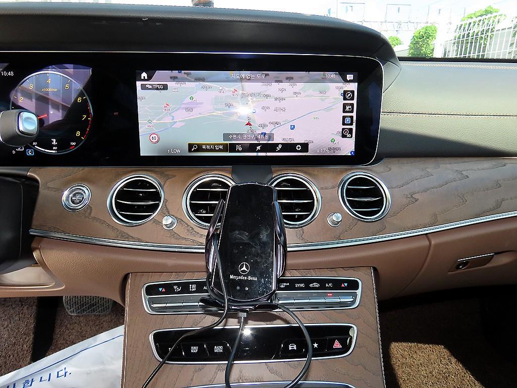 Mercedes-Benz E-Class — photo 14