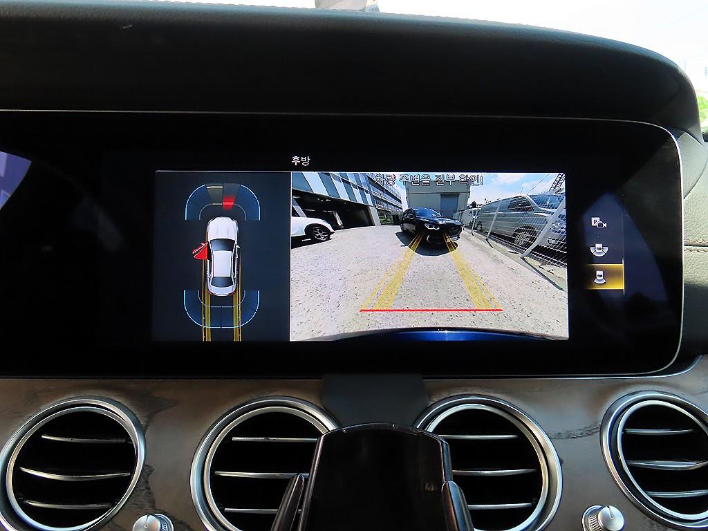 Mercedes-Benz E-Class — photo 15
