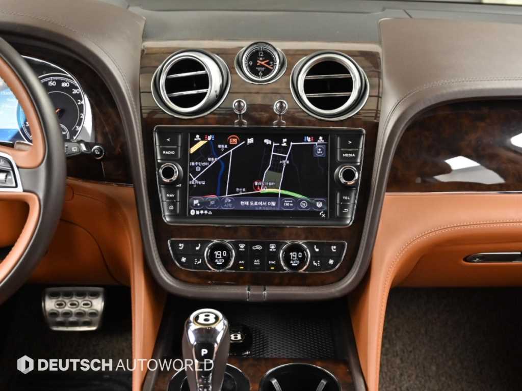 Bentley Bentayga — photo 14