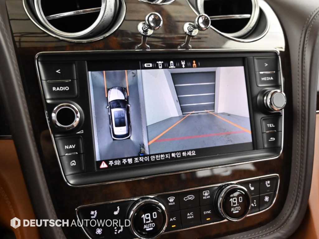 Bentley Bentayga — photo 15