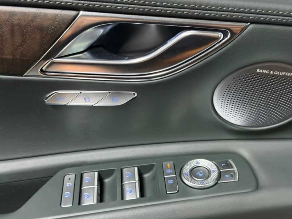 Genesis GV80 — photo 14