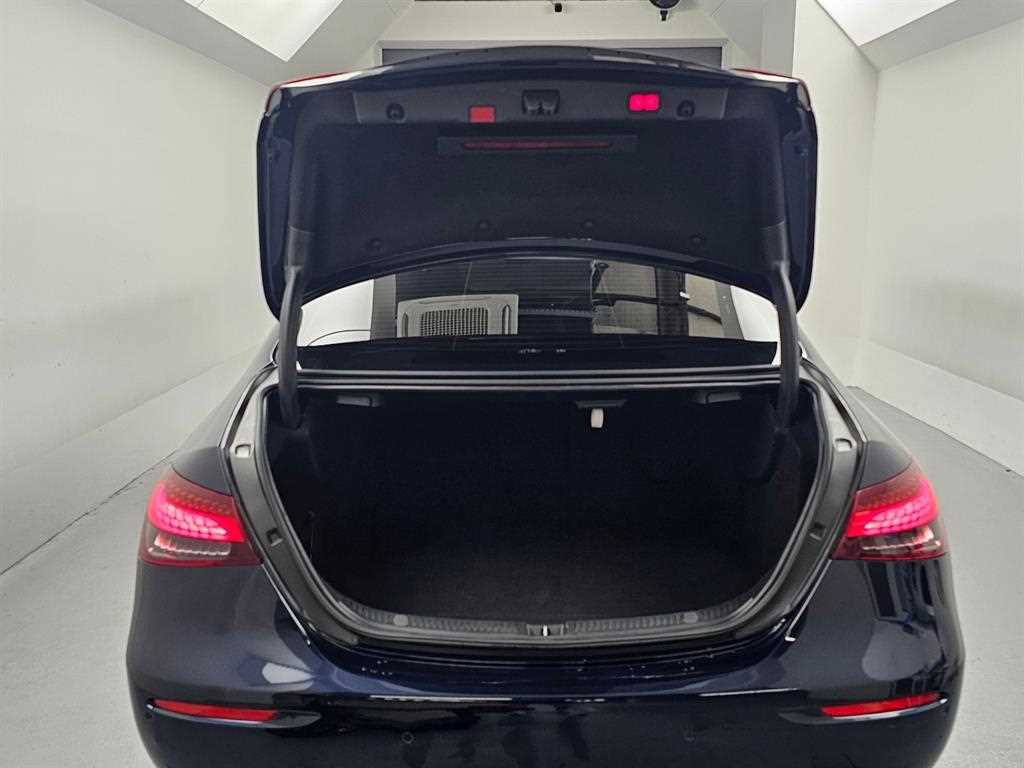 Mercedes-Benz E-Class — photo 18