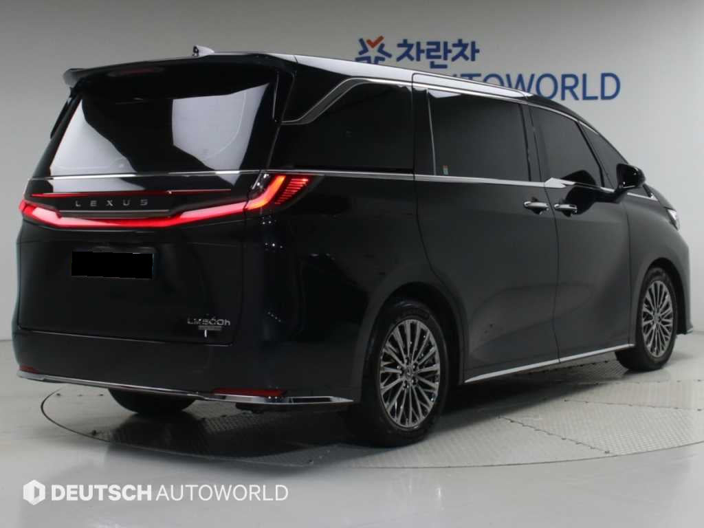 Lexus LM — photo 02