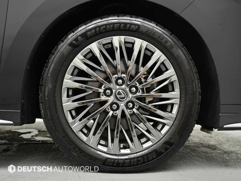 Lexus LM — photo 05