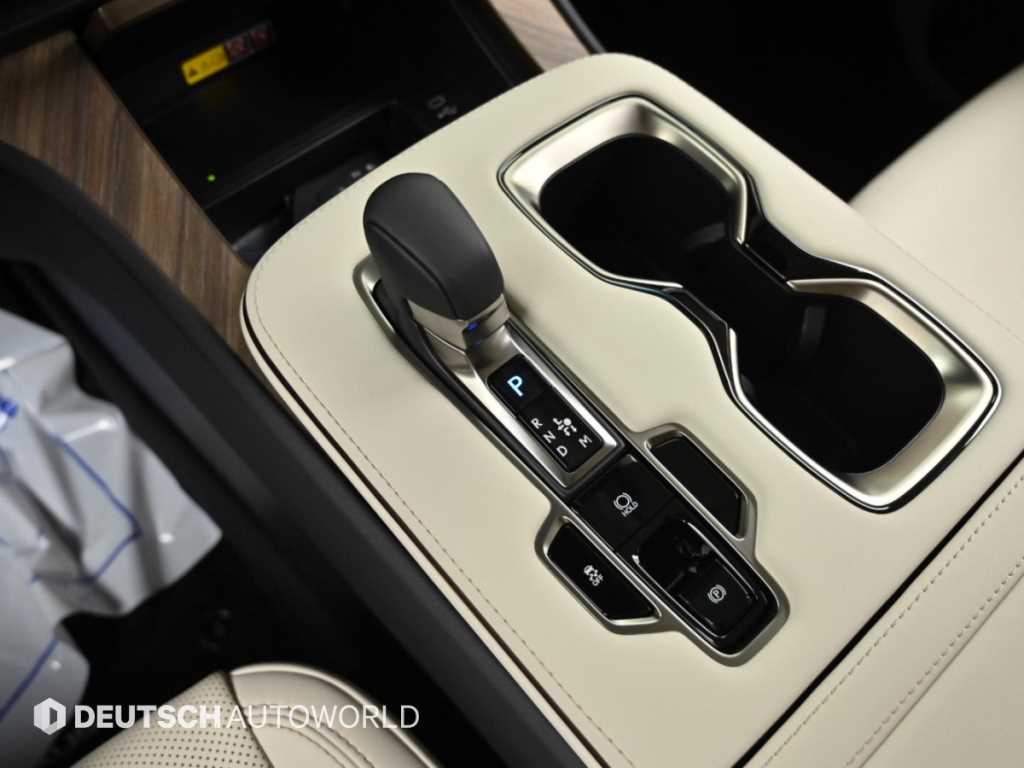 Lexus LM — photo 09