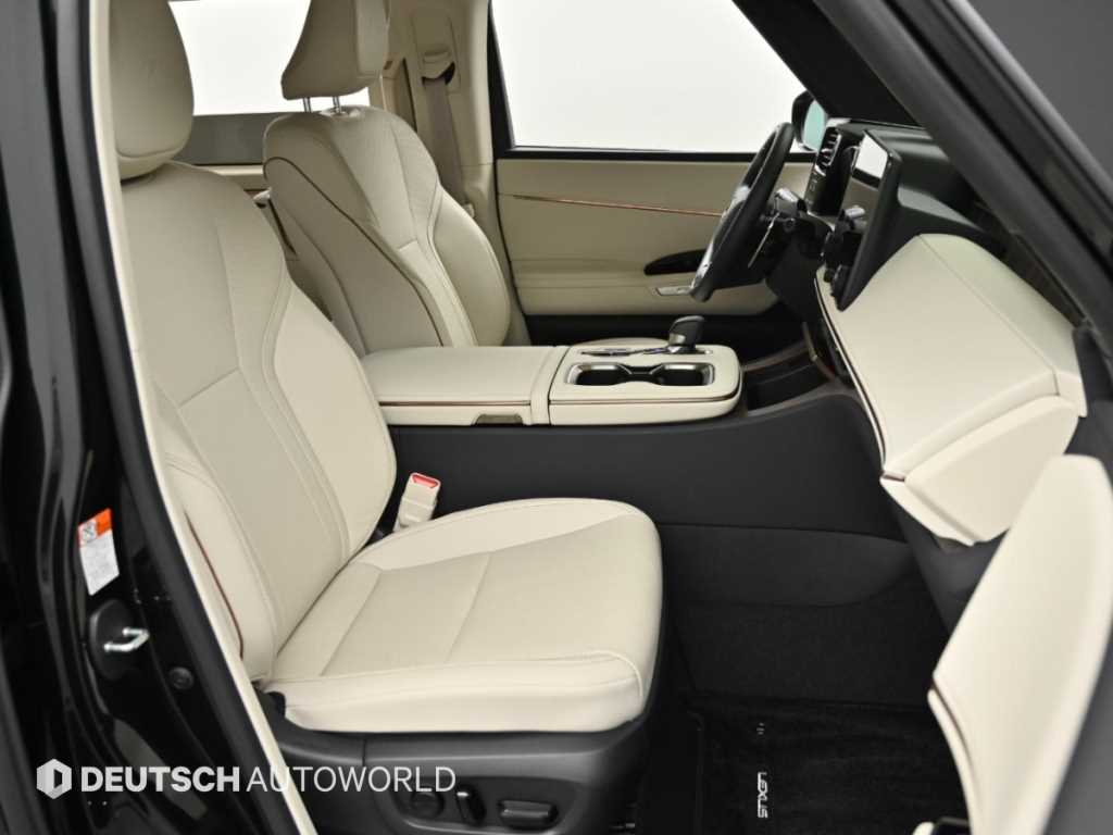 Lexus LM — photo 10
