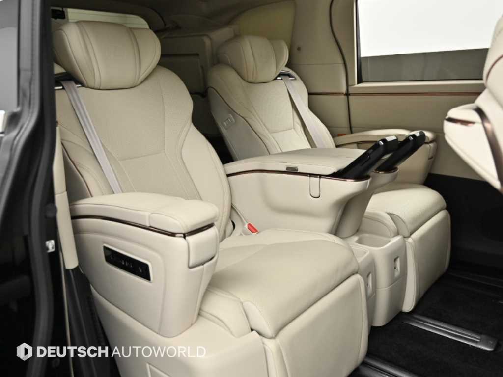 Lexus LM — photo 12