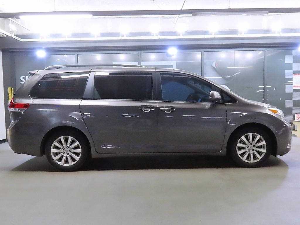 Toyota Sienna — photo 03