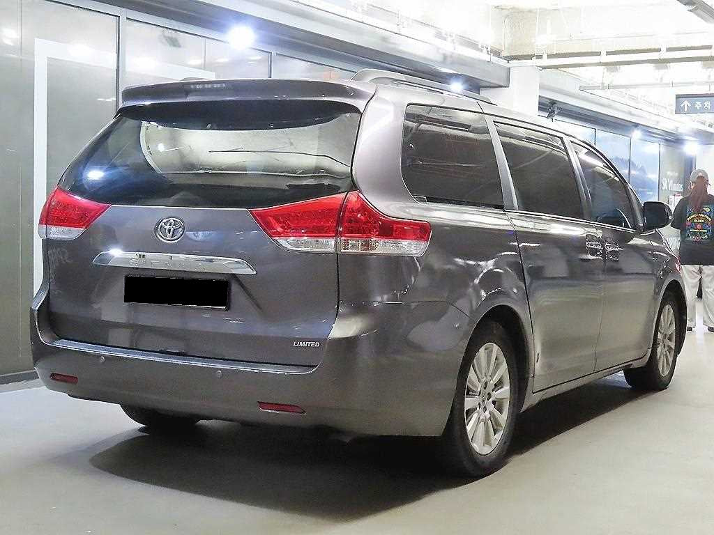 Toyota Sienna — photo 04