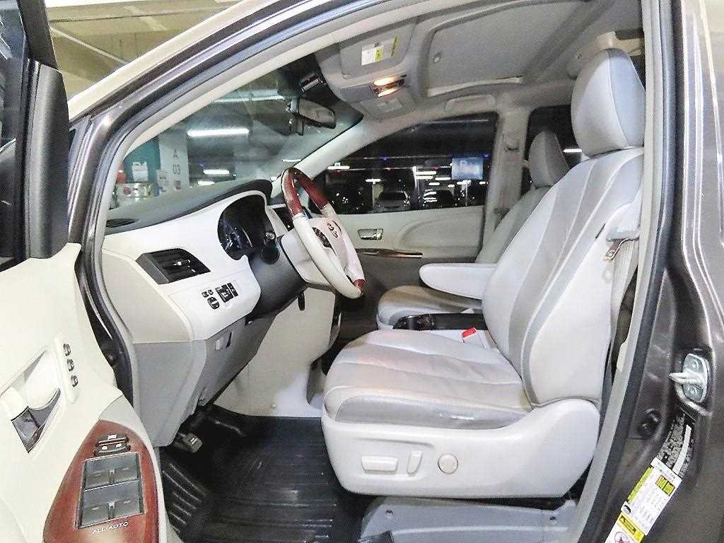 Toyota Sienna — photo 06