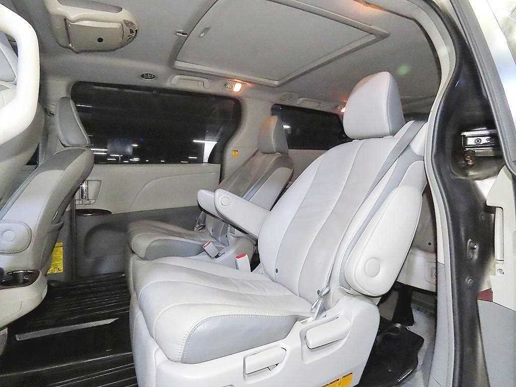 Toyota Sienna — photo 07