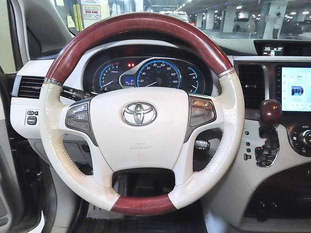 Toyota Sienna — photo 08